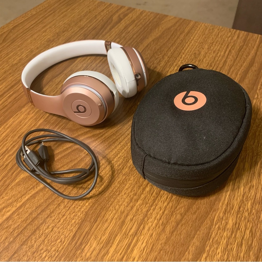 Wireless/Bluetooth Beats Solo by Dre in Pink